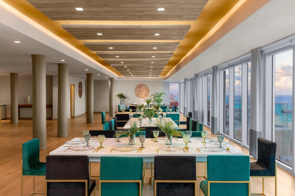 Hilton Cancun Mar Caribe All-Inclusive Resort — Restaurant & bars in Cancun, Quintana Roo