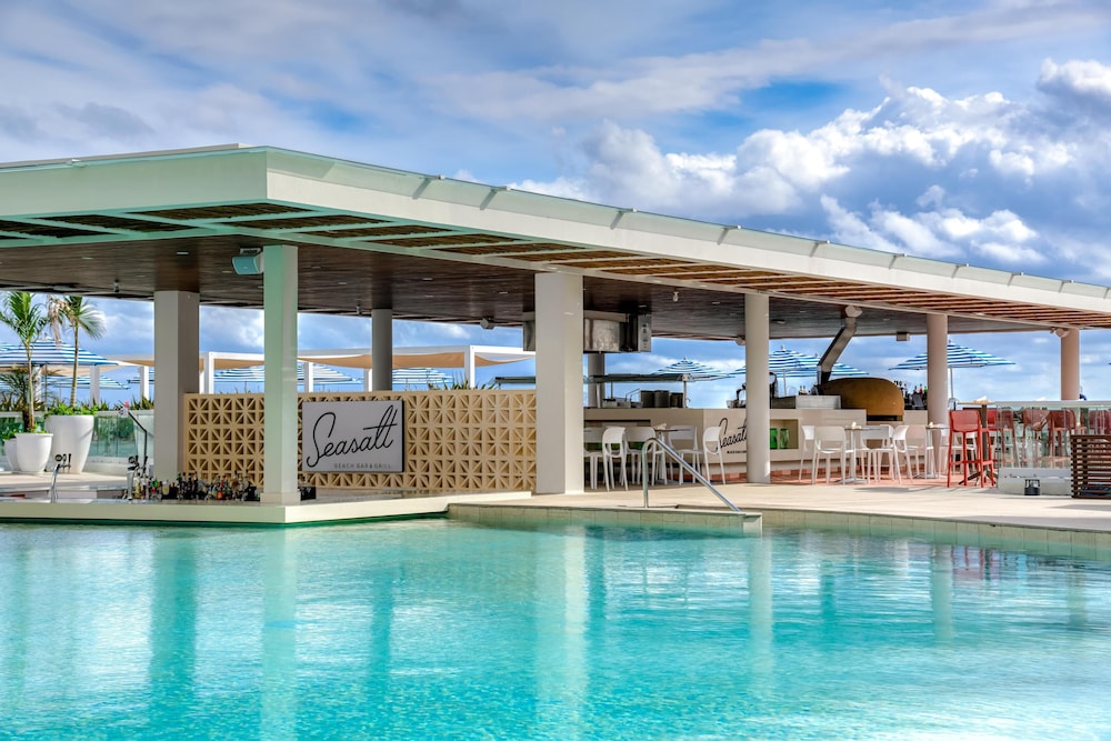 Hilton Cancun Mar Caribe All-Inclusive Resort — Restaurant & bars in Cancun, Quintana Roo
