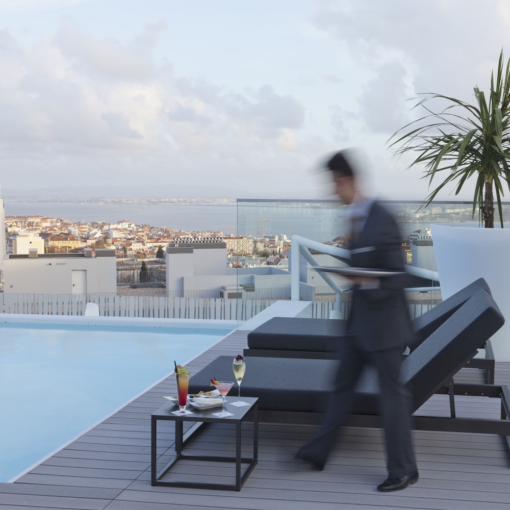 EPIC SANA Lisboa Hotel — Swimming pool in Lisbon, Lisboa