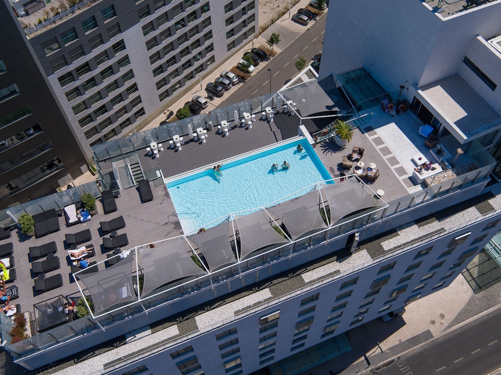 EPIC SANA Lisboa Hotel — Swimming pool in Lisbon, Lisboa