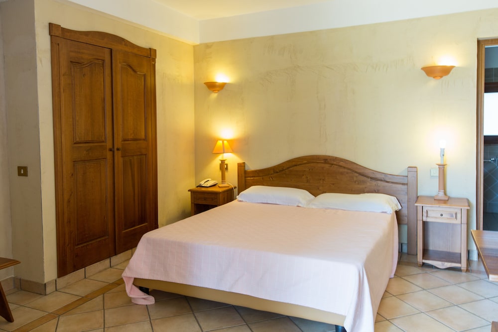 Residence Baia delle Palme — Hotel rooms in Santa Margherita di Pula, Sardinia