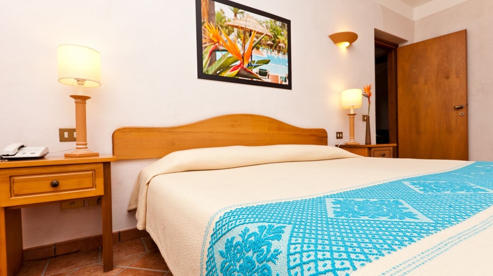 Residence Baia delle Palme — Hotel rooms in Santa Margherita di Pula, Sardinia