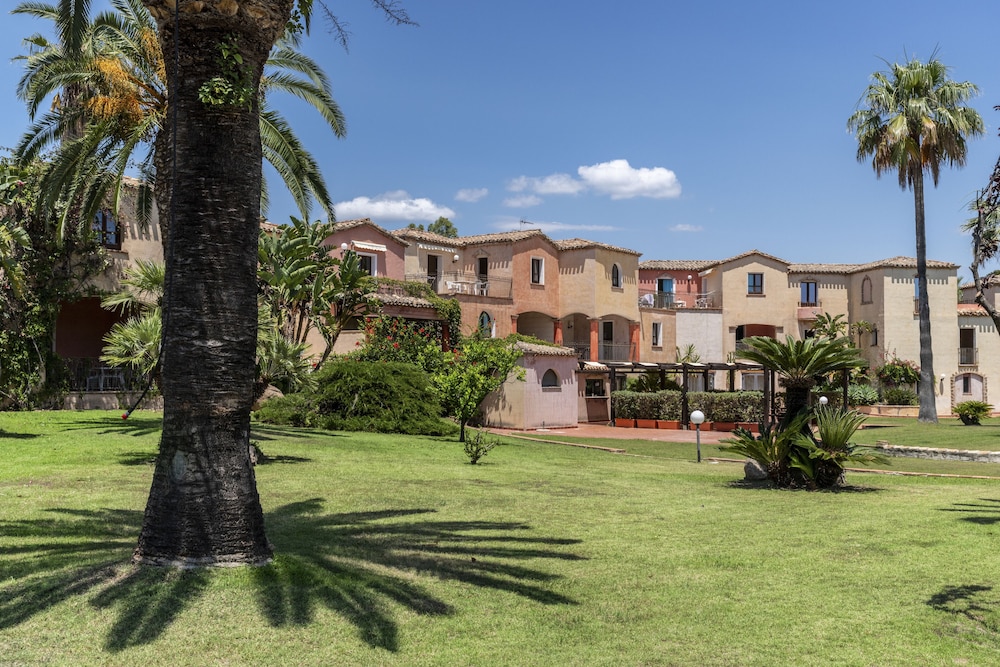 Residence Baia delle Palme — Hotel building in Santa Margherita di Pula, Sardinia