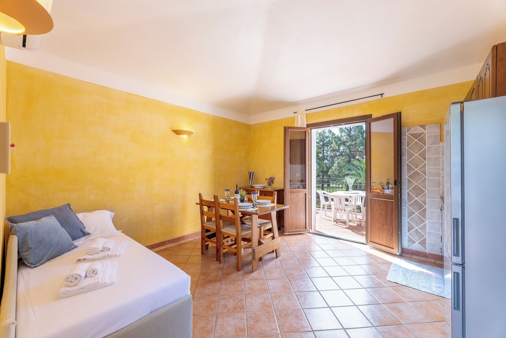 Residence Baia delle Palme — Hotel rooms in Santa Margherita di Pula, Sardinia