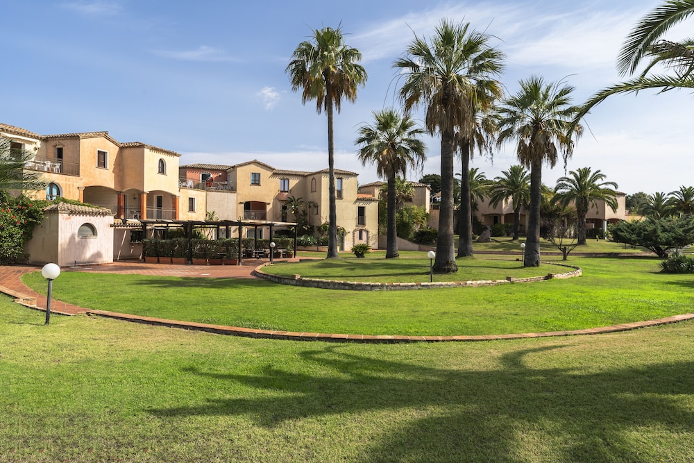 Residence Baia delle Palme — Hotel building in Santa Margherita di Pula, Sardinia