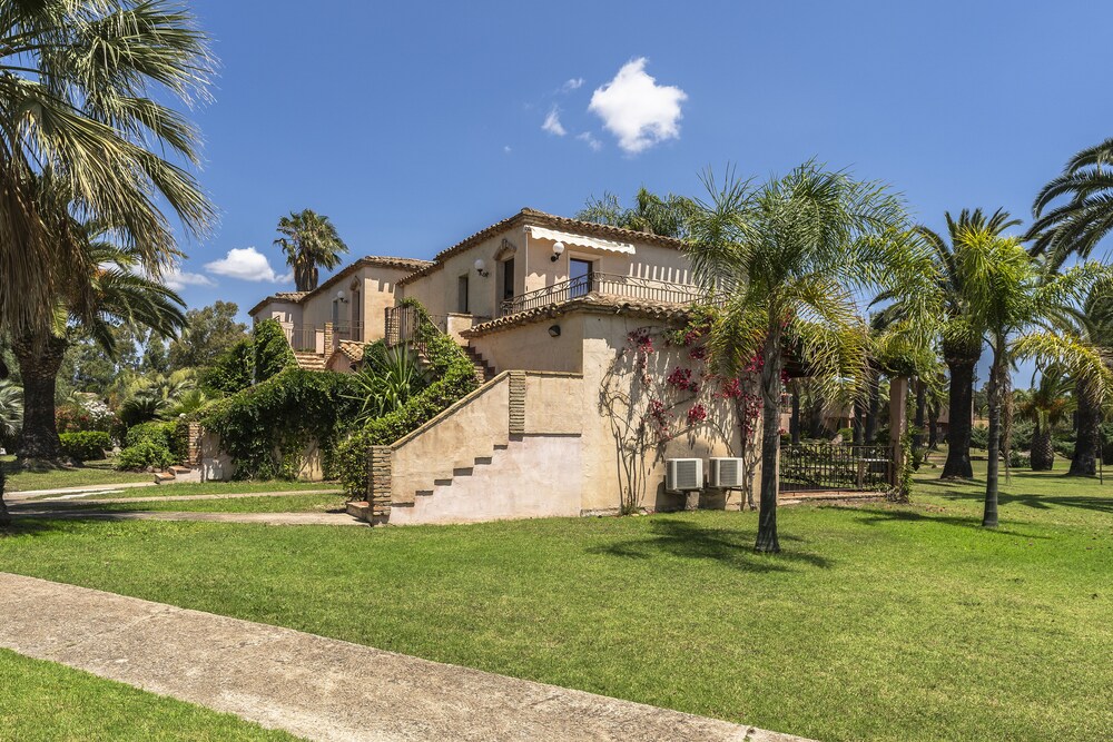 Residence Baia delle Palme — Hotel building in Santa Margherita di Pula, Sardinia