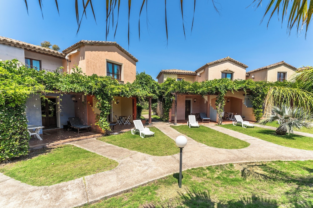 Residence Baia delle Palme — Hotel building in Santa Margherita di Pula, Sardinia
