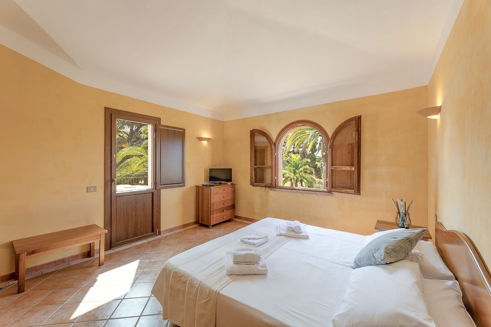 Residence Baia delle Palme — Hotel rooms in Santa Margherita di Pula, Sardinia