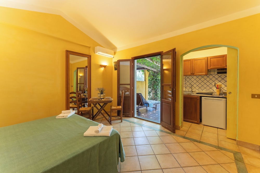 Residence Baia delle Palme — Hotel rooms in Santa Margherita di Pula, Sardinia