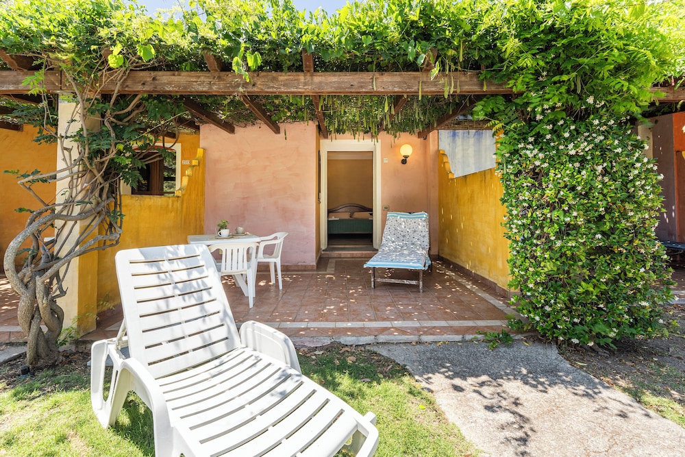 Residence Baia delle Palme — Hotel building in Santa Margherita di Pula, Sardinia
