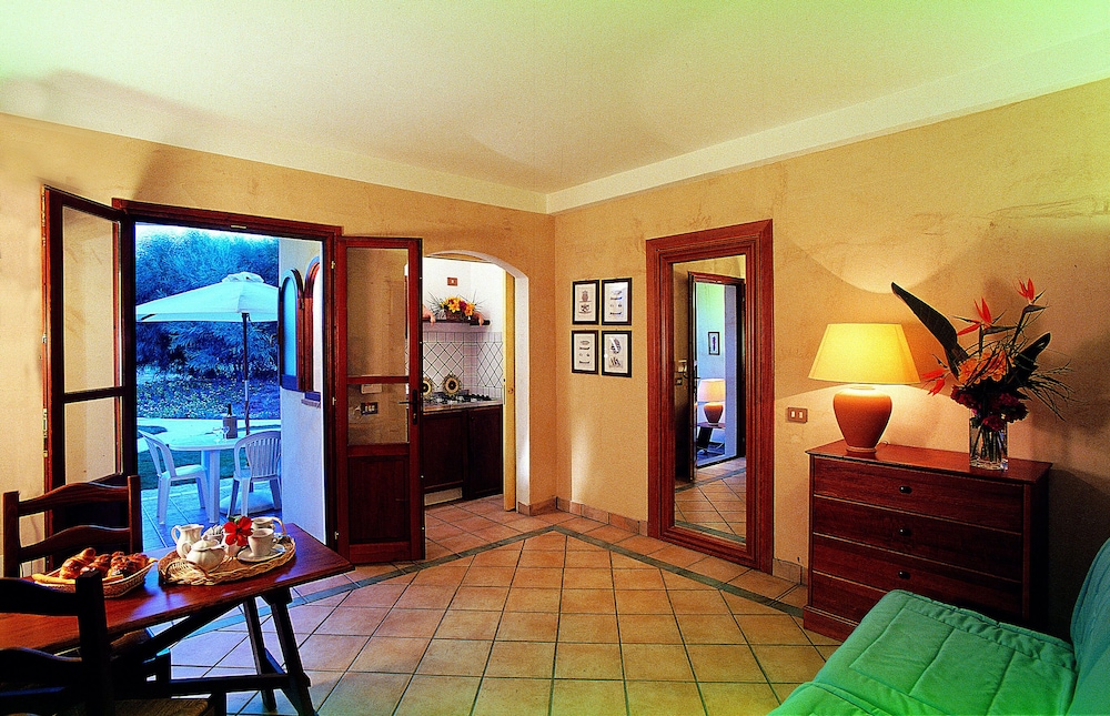 Residence Baia delle Palme — Hotel rooms in Santa Margherita di Pula, Sardinia