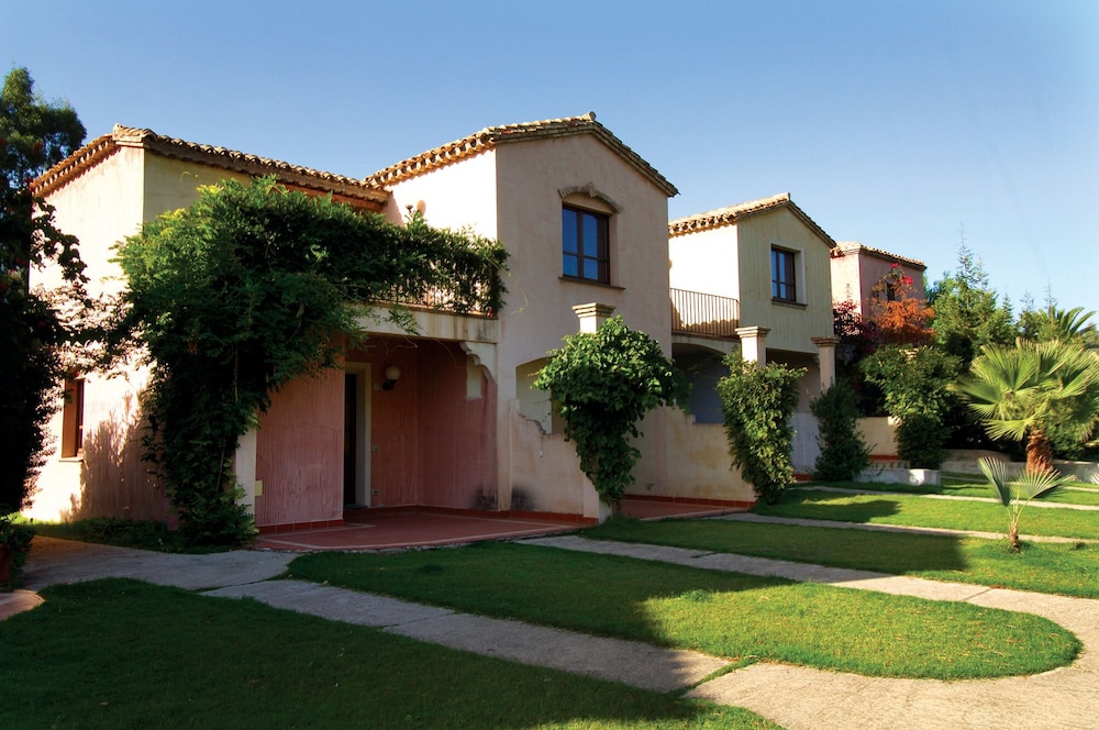 Residence Baia delle Palme — Hotel building in Santa Margherita di Pula, Sardinia