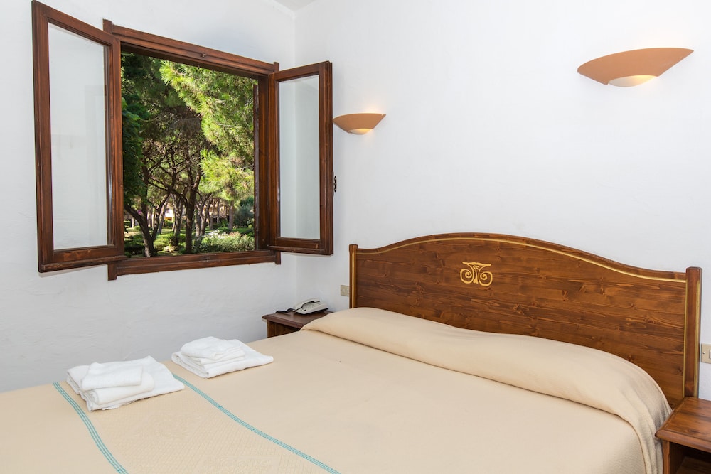 Residence Baia delle Palme — Hotel rooms in Santa Margherita di Pula, Sardinia