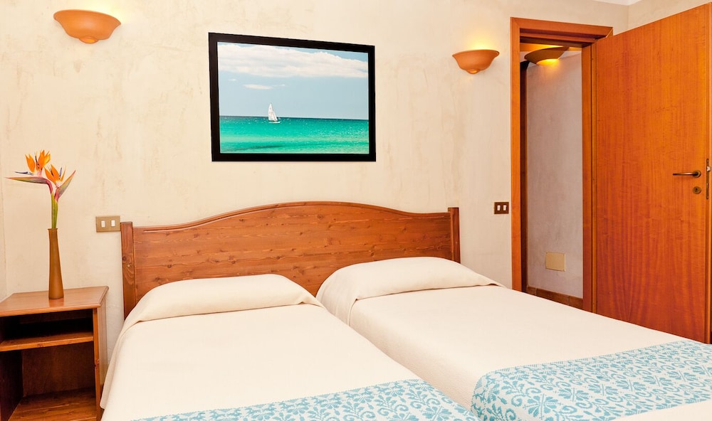 Residence Baia delle Palme — Hotel rooms in Santa Margherita di Pula, Sardinia