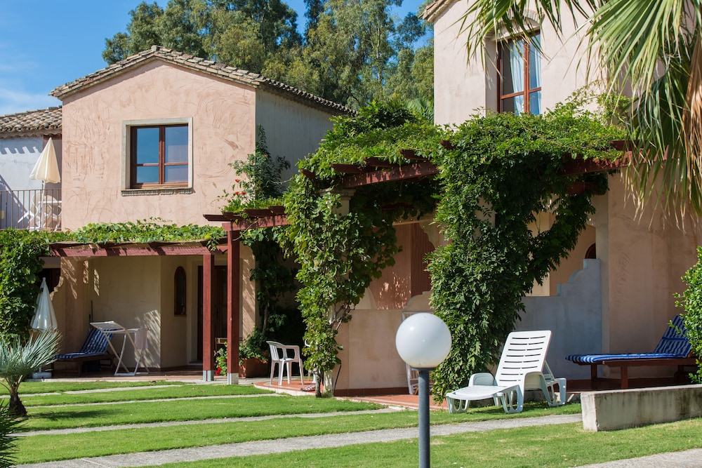 Residence Baia delle Palme — Hotel building in Santa Margherita di Pula, Sardinia