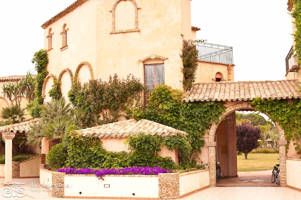 Residence Baia delle Palme — Hotel building in Santa Margherita di Pula, Sardinia