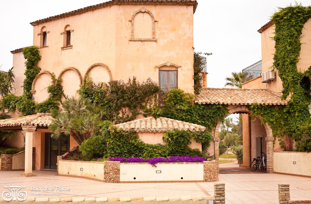 Residence Baia delle Palme — Hotel building in Santa Margherita di Pula, Sardinia