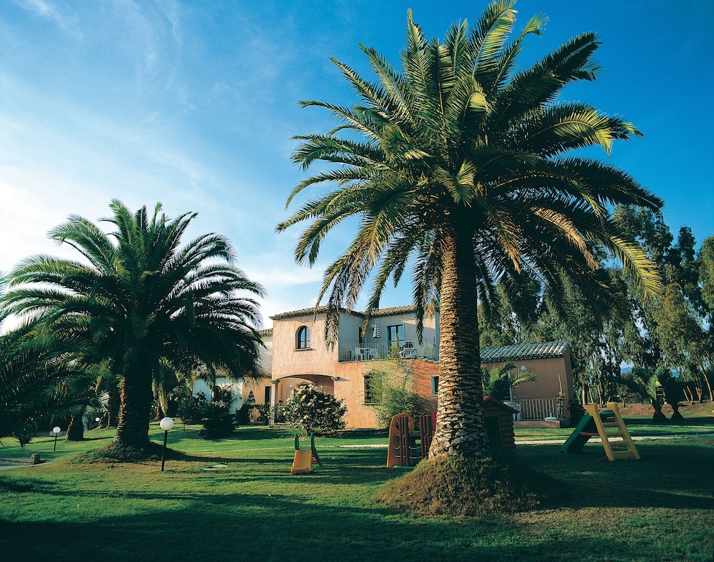 Residence Baia delle Palme — Hotel building in Santa Margherita di Pula, Sardinia