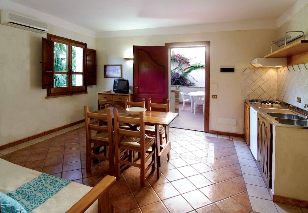 Residence Baia delle Palme — Hotel rooms in Santa Margherita di Pula, Sardinia