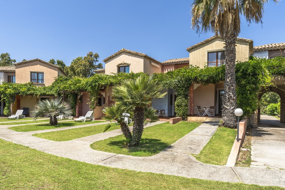 Residence Baia delle Palme — Hotel building in Santa Margherita di Pula, Sardinia