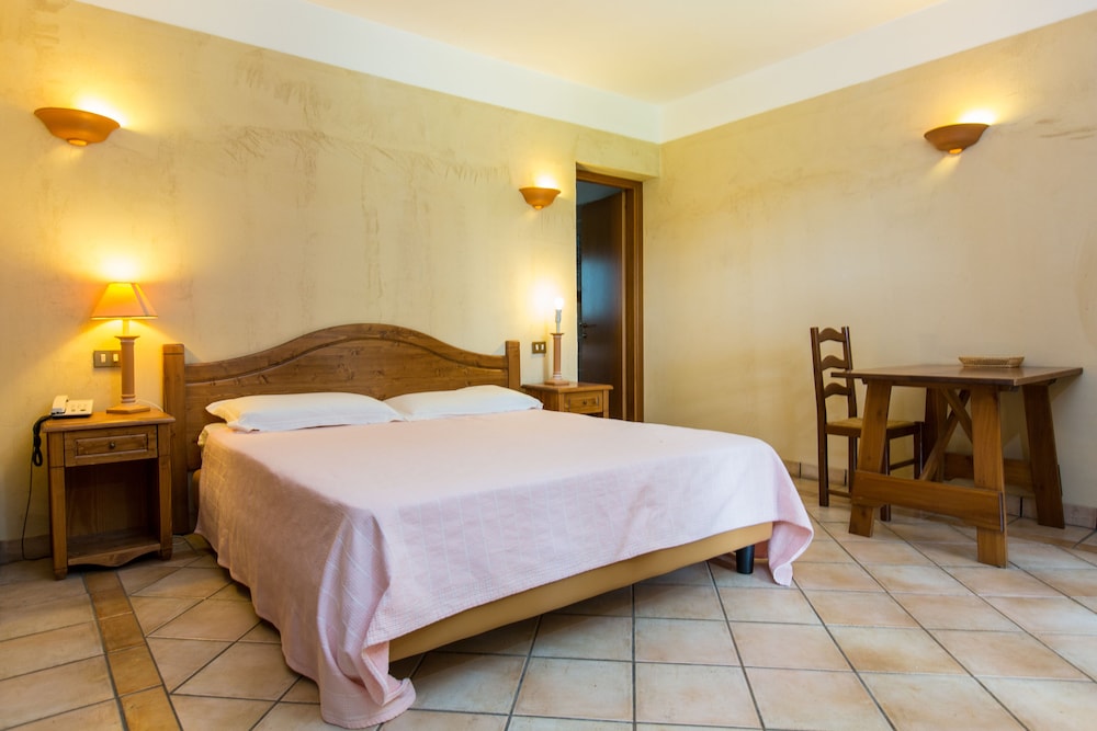 Residence Baia delle Palme — Hotel rooms in Santa Margherita di Pula, Sardinia