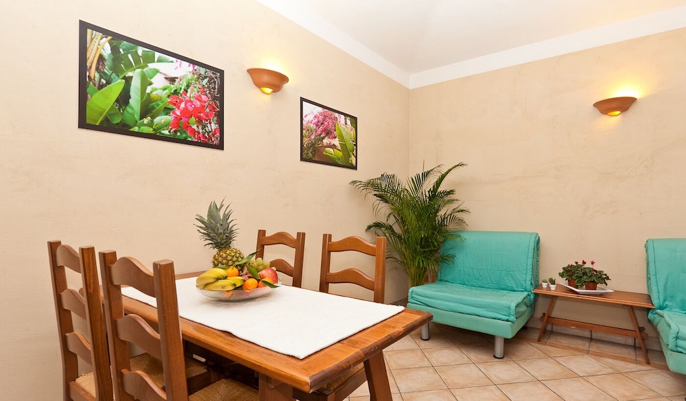 Residence Baia delle Palme — Hotel rooms in Santa Margherita di Pula, Sardinia