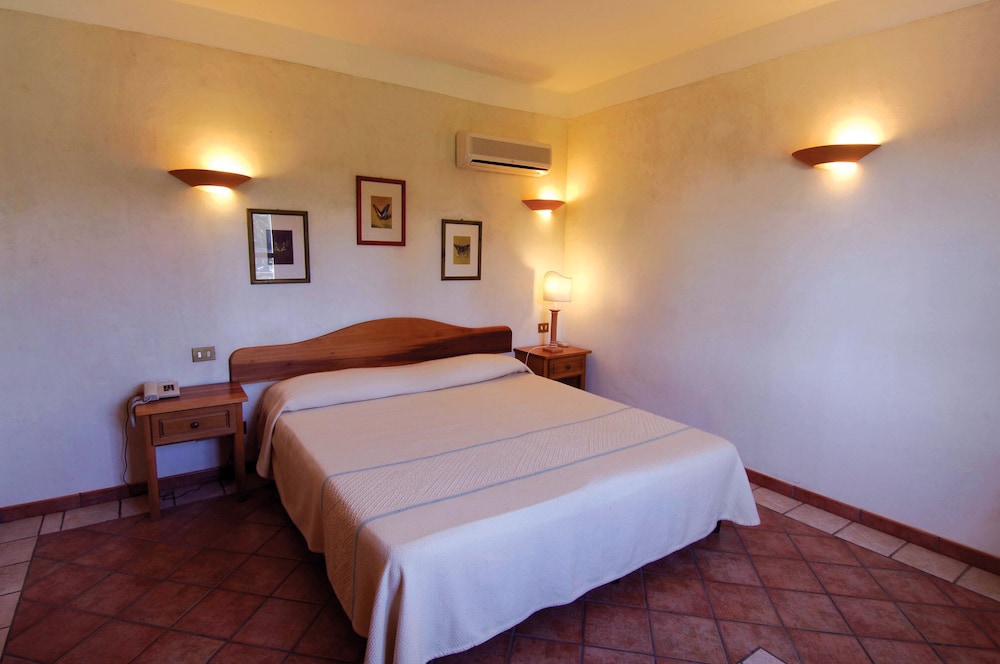 Residence Baia delle Palme — Hotel rooms in Santa Margherita di Pula, Sardinia