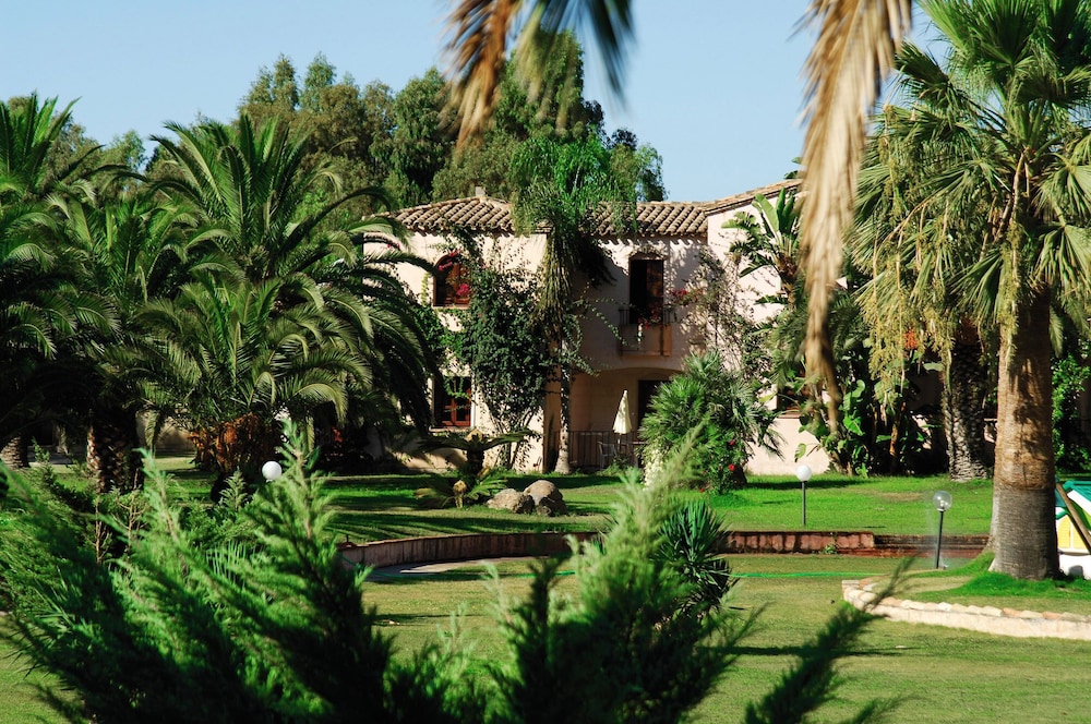 Residence Baia delle Palme — Hotel building in Santa Margherita di Pula, Sardinia
