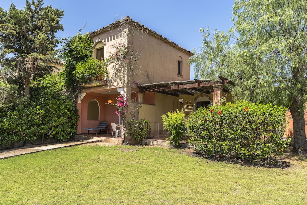 Residence Baia delle Palme — Hotel building in Santa Margherita di Pula, Sardinia
