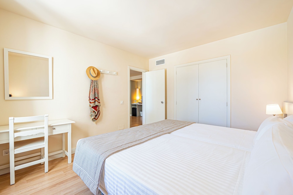 Intelier Rosella Hotel by Intelier Hotels & Suites — Hotel rooms in Sa Coma, Balearic Islands