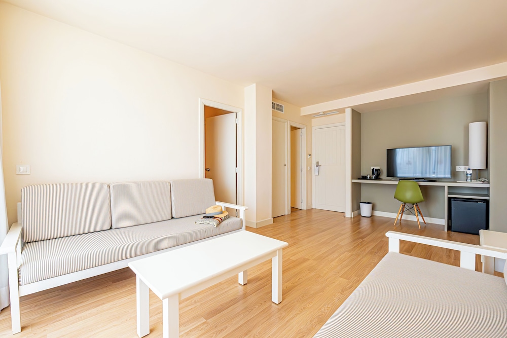 Intelier Rosella Hotel by Intelier Hotels & Suites — Hotel rooms in Sa Coma, Balearic Islands