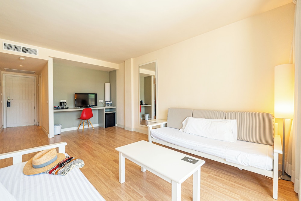 Intelier Rosella Hotel by Intelier Hotels & Suites — Hotel rooms in Sa Coma, Balearic Islands