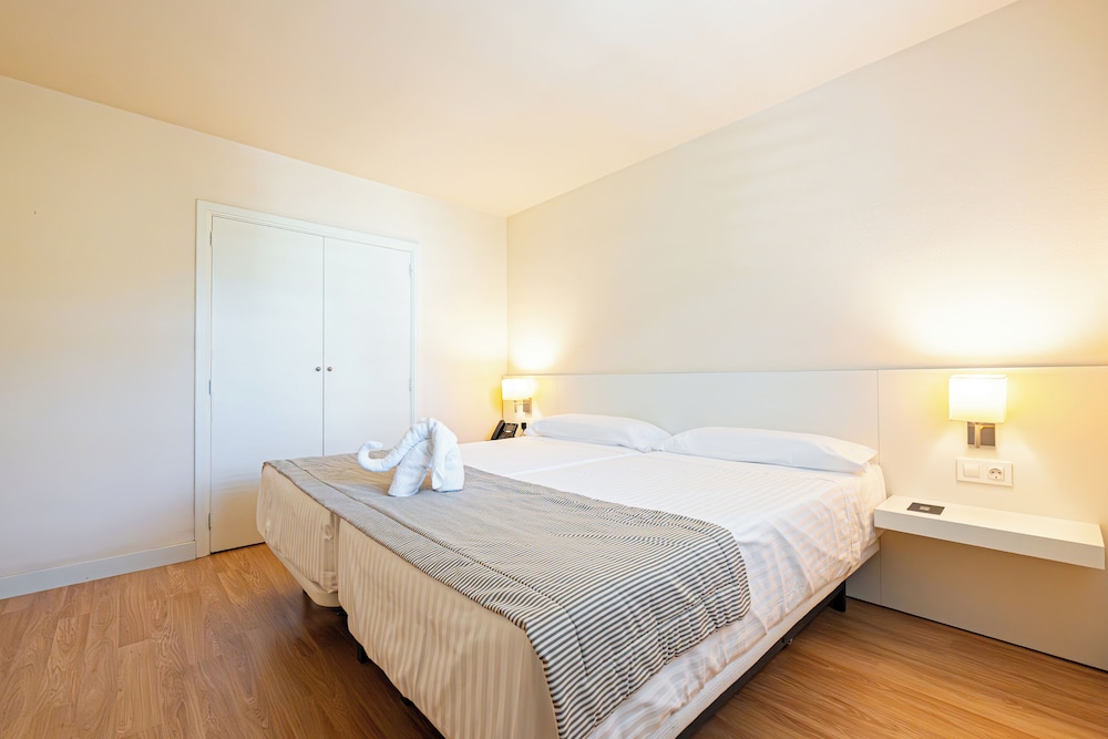 Intelier Rosella Hotel by Intelier Hotels & Suites — Hotel rooms in Sa Coma, Balearic Islands