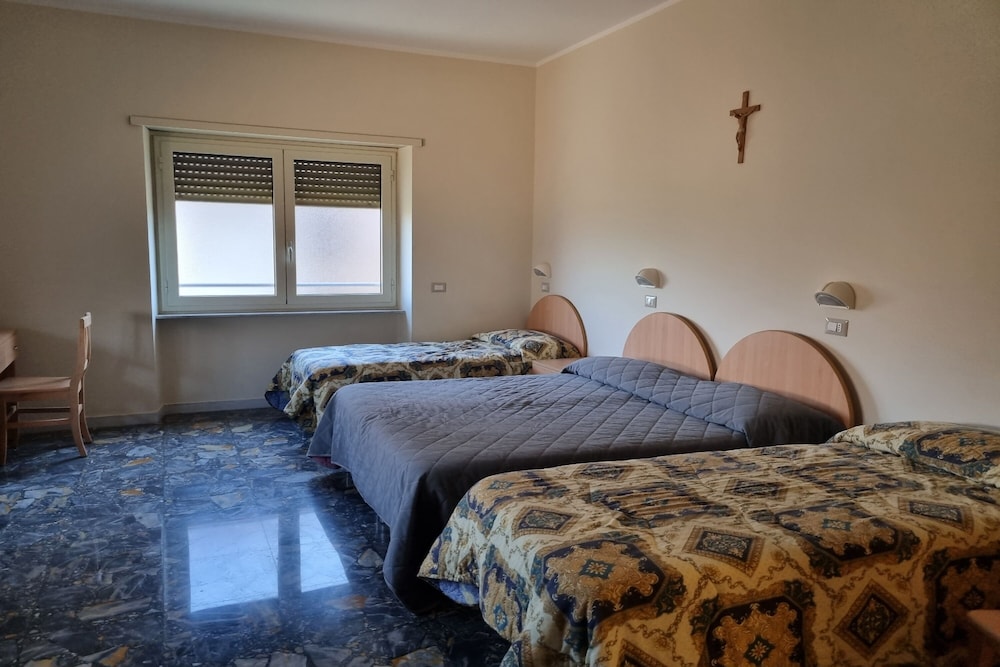 Palazzo Sant'Antonio Roma — Hotel rooms in Rome, Lazio