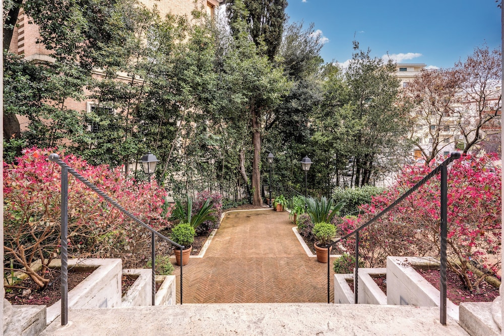 Mangili Garden Hotel — Hotel building in Rome, Lazio