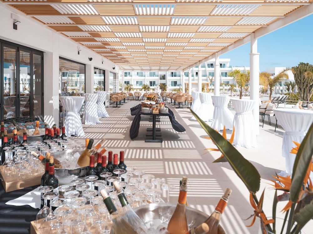 Radisson Blu Resort Lanzarote - Adults Only +16 — Restaurant & bars in Costa Teguise, Canary Islands