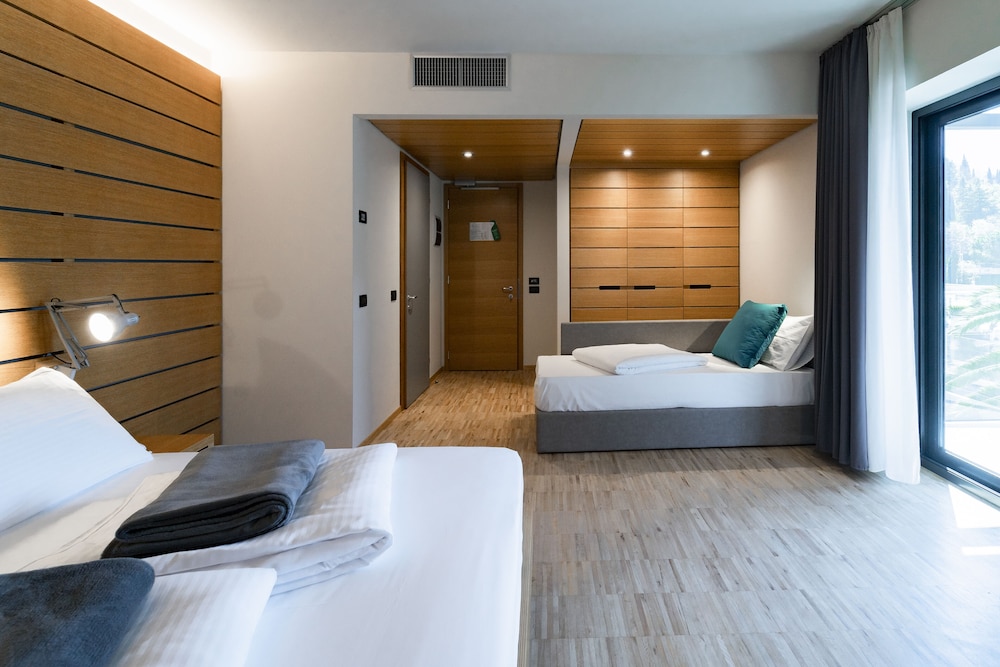 Lake Front Hotel Mirage — Hotel rooms in Riva del Garda, Trentino-Alto Adige