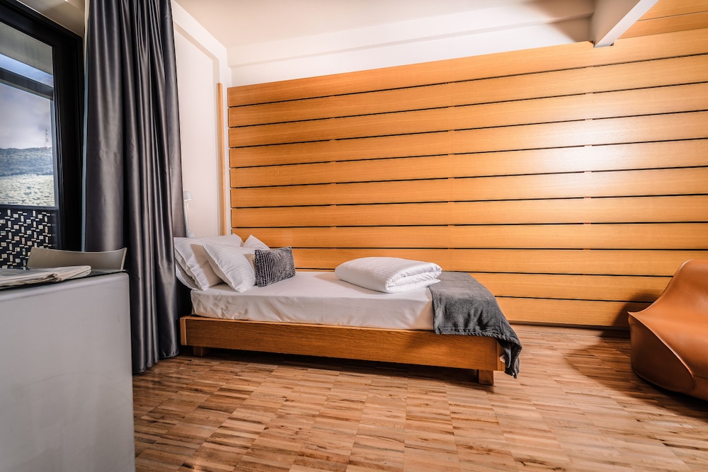 Lake Front Hotel Mirage — Hotel rooms in Riva del Garda, Trentino-Alto Adige