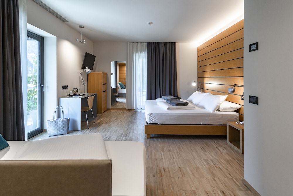 Lake Front Hotel Mirage — Hotel rooms in Riva del Garda, Trentino-Alto Adige