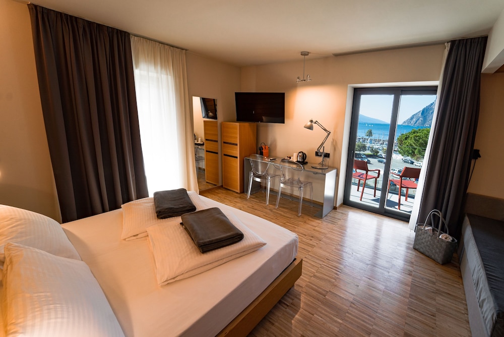 Lake Front Hotel Mirage — Hotel rooms in Riva del Garda, Trentino-Alto Adige