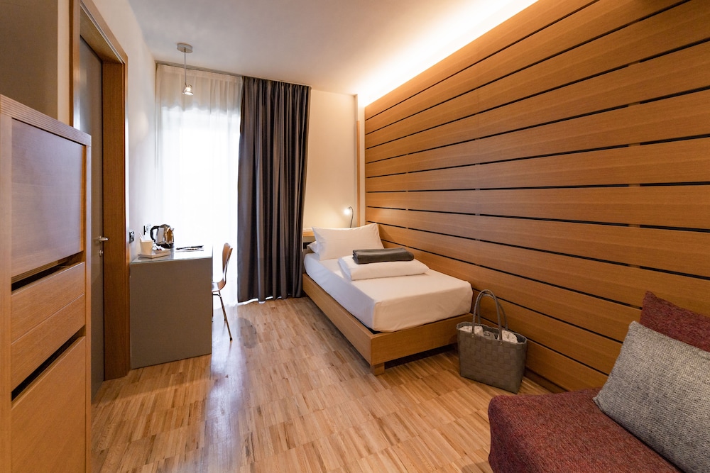 Lake Front Hotel Mirage — Hotel rooms in Riva del Garda, Trentino-Alto Adige