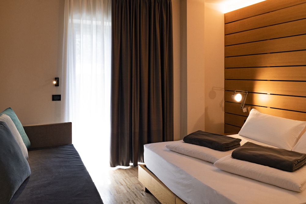 Lake Front Hotel Mirage — Hotel rooms in Riva del Garda, Trentino-Alto Adige