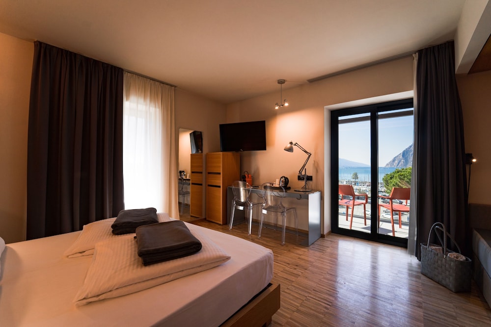 Lake Front Hotel Mirage — Hotel rooms in Riva del Garda, Trentino-Alto Adige