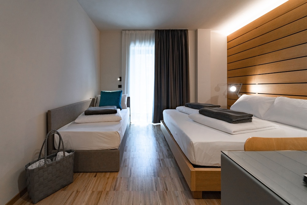 Lake Front Hotel Mirage — Hotel rooms in Riva del Garda, Trentino-Alto Adige