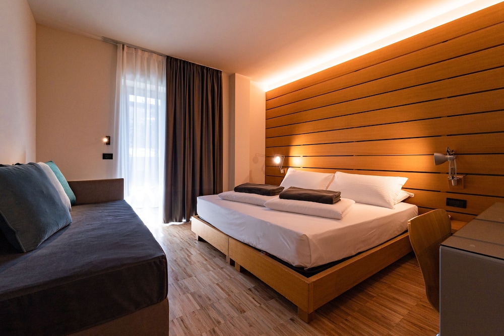 Lake Front Hotel Mirage — Hotel rooms in Riva del Garda, Trentino-Alto Adige