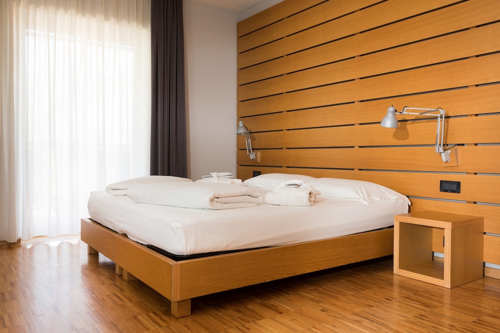 Lake Front Hotel Mirage — Hotel rooms in Riva del Garda, Trentino-Alto Adige