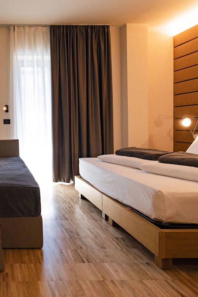 Lake Front Hotel Mirage — Hotel rooms in Riva del Garda, Trentino-Alto Adige