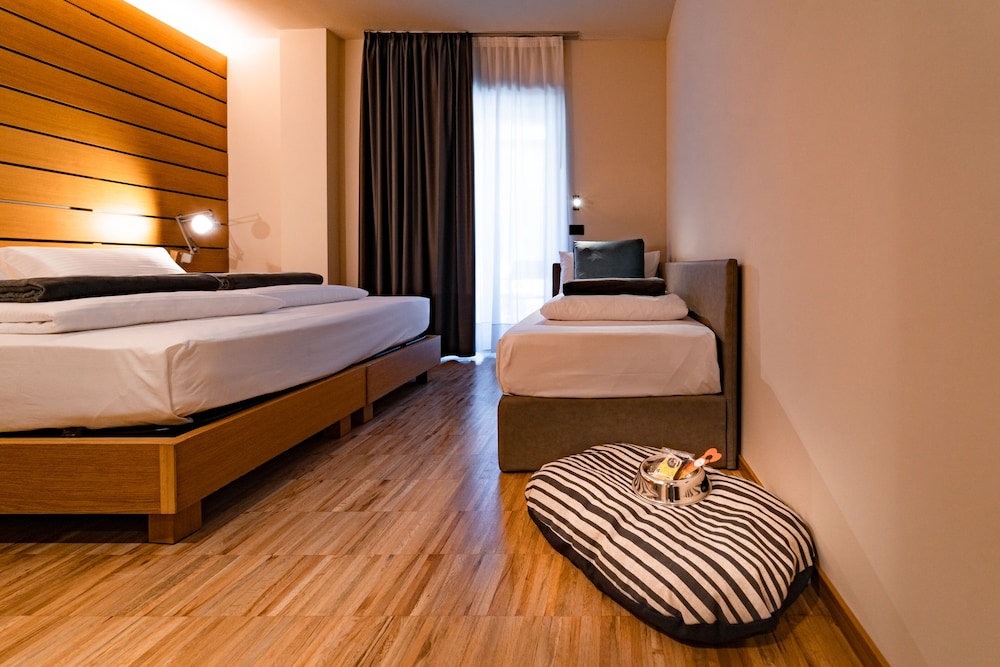 Lake Front Hotel Mirage — Hotel rooms in Riva del Garda, Trentino-Alto Adige