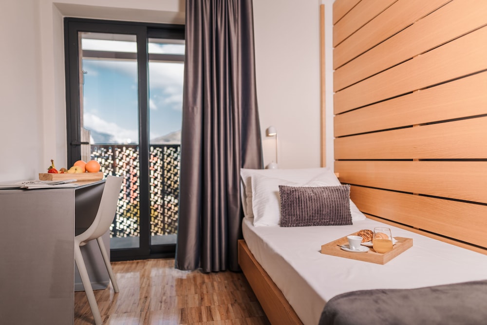 Lake Front Hotel Mirage — Hotel rooms in Riva del Garda, Trentino-Alto Adige