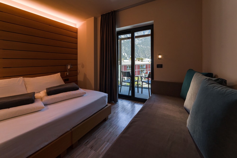Lake Front Hotel Mirage — Hotel rooms in Riva del Garda, Trentino-Alto Adige